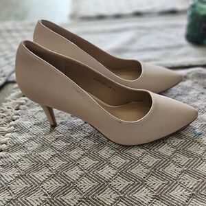 Elegant Nude Pumps